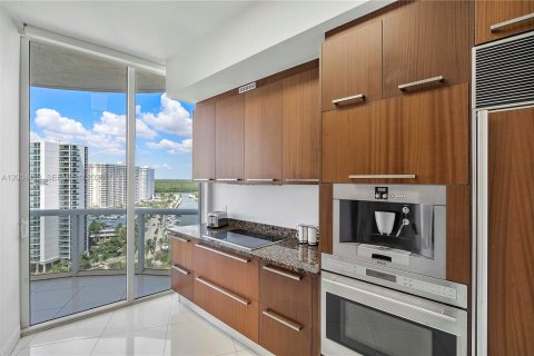 Condo in Sunny Isles Beach, Florida, 2 bedrooms № 2260493 - photo 16