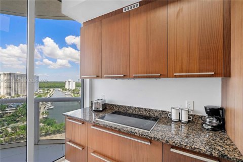 Condo in Sunny Isles Beach, Florida, 2 bedrooms № 2260493 - photo 19