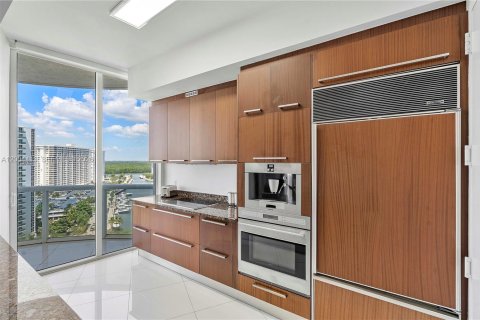 Condo in Sunny Isles Beach, Florida, 2 bedrooms № 2260493 - photo 14