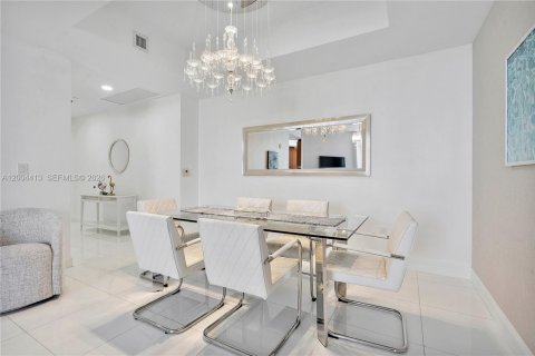 Condo in Sunny Isles Beach, Florida, 2 bedrooms № 2260493 - photo 8
