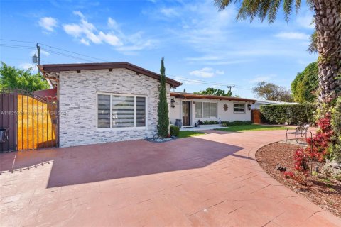 Casa en venta en Cutler Bay, Florida, 4 dormitorios, 159.79 m2 № 1937038 - foto 2