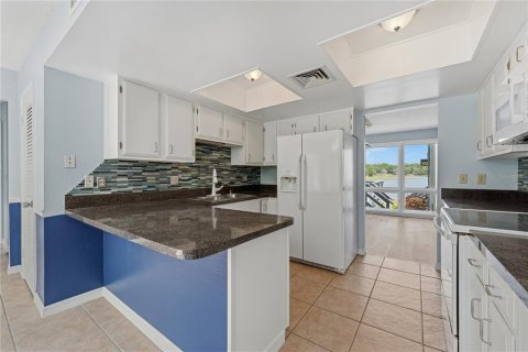 Condo in Apopka, Florida, 2 bedrooms № 2110975 - photo 11