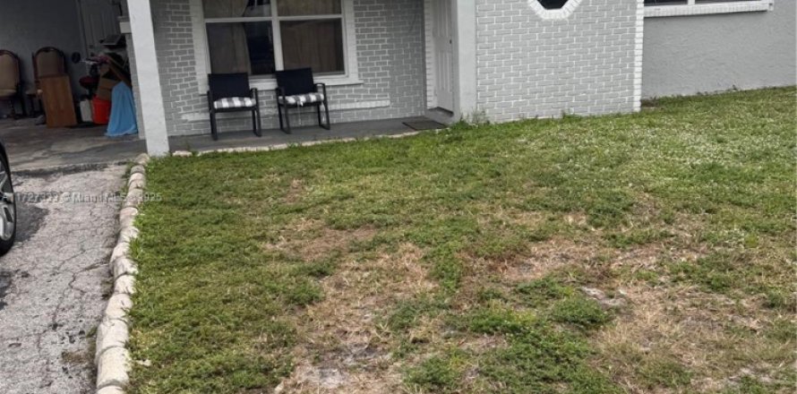 House in Pompano Beach, Florida 4 bedrooms, 184.69 sq.m. № 1868758