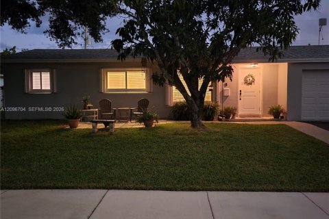 House in Cutler Bay, Florida 3 bedrooms, 113.15 sq.m. № 2390479 - photo 15
