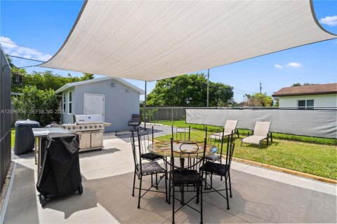 House in Cutler Bay, Florida 3 bedrooms, 113.15 sq.m. № 2390479 - photo 4
