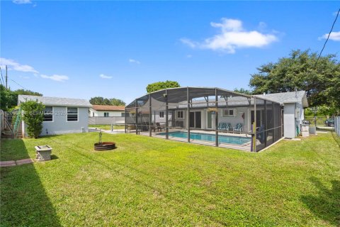 House in Cutler Bay, Florida 3 bedrooms, 113.15 sq.m. № 2390479 - photo 3