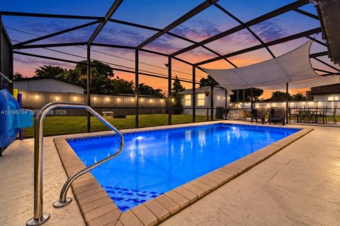 House in Cutler Bay, Florida 3 bedrooms, 113.15 sq.m. № 2390479 - photo 24