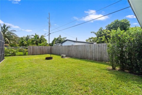 House in Cutler Bay, Florida 3 bedrooms, 113.15 sq.m. № 2390479 - photo 9