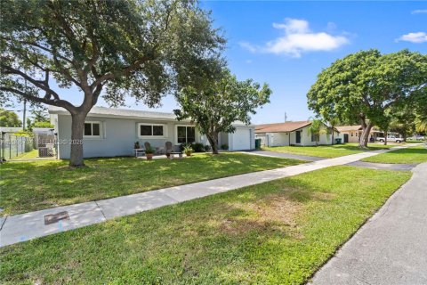House in Cutler Bay, Florida 3 bedrooms, 113.15 sq.m. № 2390479