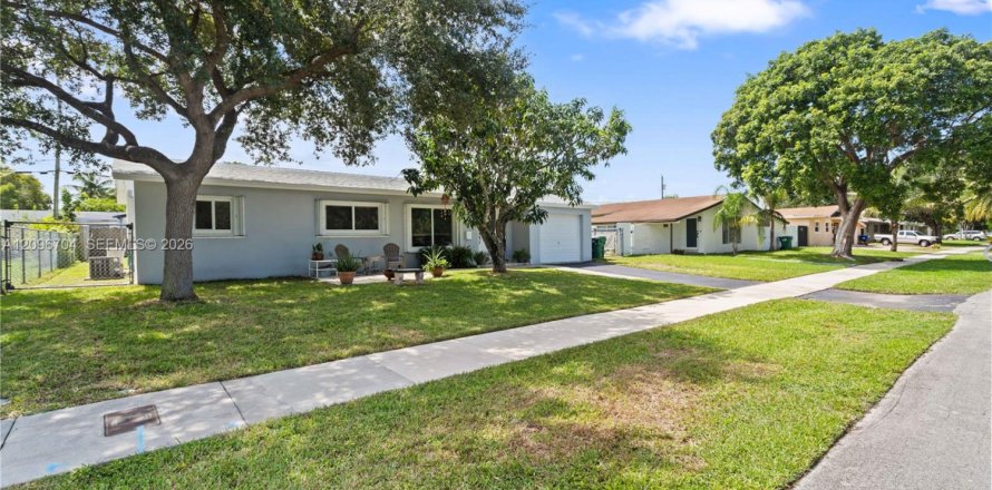 House in Cutler Bay, Florida 3 bedrooms, 113.15 sq.m. № 2390479