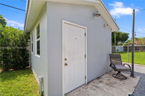 House in Cutler Bay, Florida 3 bedrooms, 113.15 sq.m. № 2390479 - photo 11