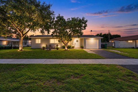 House in Cutler Bay, Florida 3 bedrooms, 113.15 sq.m. № 2390479 - photo 13
