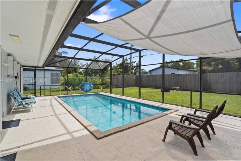 House in Cutler Bay, Florida 3 bedrooms, 113.15 sq.m. № 2390479 - photo 12