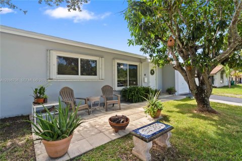 House in Cutler Bay, Florida 3 bedrooms, 113.15 sq.m. № 2390479 - photo 2