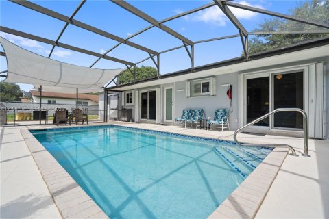 House in Cutler Bay, Florida 3 bedrooms, 113.15 sq.m. № 2390479 - photo 6