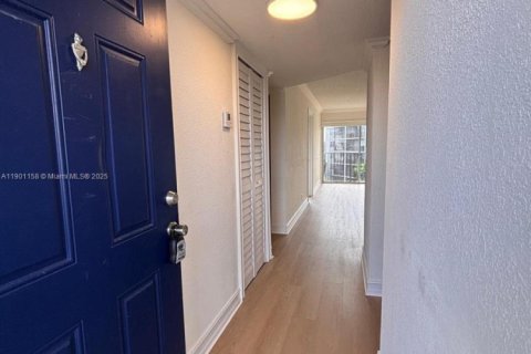 Снять в аренду кондоминиум в Мирамар, Флорида 2 спальни, 77.29м2, № 1953696 - фото 1