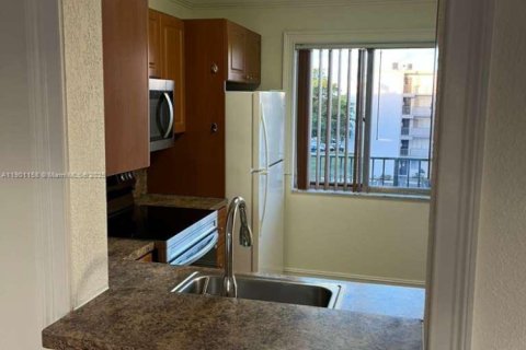 Снять в аренду кондоминиум в Мирамар, Флорида 2 спальни, 77.29м2, № 1953696 - фото 7