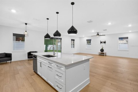 Casa en venta en Tampa, Florida, 5 dormitorios, 287.53 m2 № 2259034 - foto 11