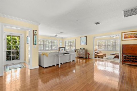 House in Saint Petersburg, Florida 3 bedrooms, 219.62 sq.m. № 1911352 - photo 7