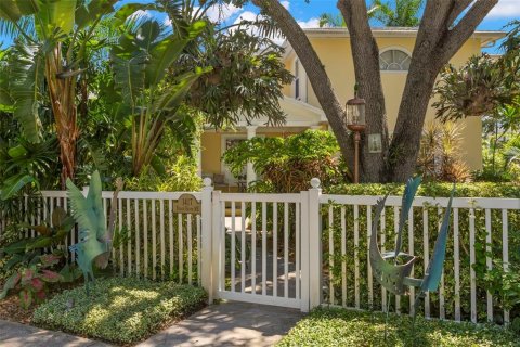 House in Saint Petersburg, Florida 3 bedrooms, 219.62 sq.m. № 1911352 - photo 2