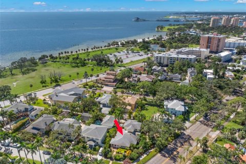 House in Saint Petersburg, Florida 3 bedrooms, 219.62 sq.m. № 1911352 - photo 4