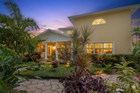 House in Saint Petersburg, Florida 3 bedrooms, 219.62 sq.m. № 1911352 - photo 1