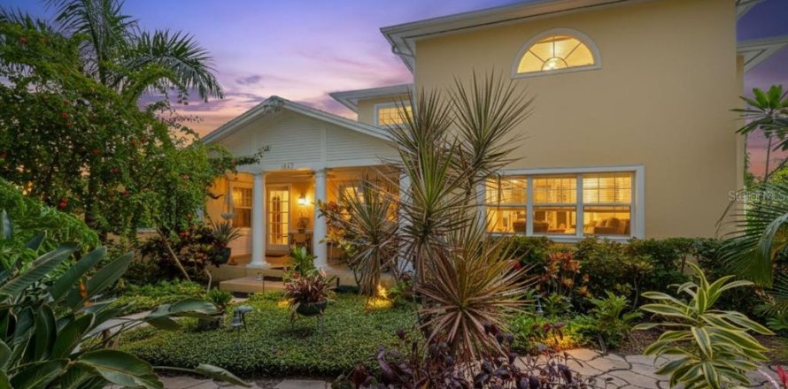 House in Saint Petersburg, Florida 3 bedrooms, 219.62 sq.m. № 1911352