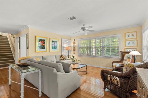 House in Saint Petersburg, Florida 3 bedrooms, 219.62 sq.m. № 1911352 - photo 8