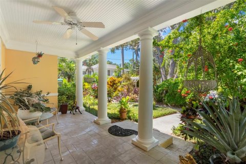 House in Saint Petersburg, Florida 3 bedrooms, 219.62 sq.m. № 1911352 - photo 6