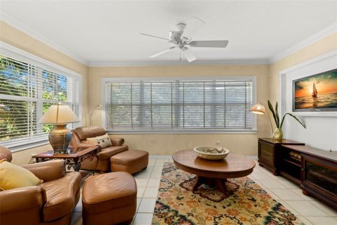 House in Saint Petersburg, Florida 3 bedrooms, 219.62 sq.m. № 1911352 - photo 11