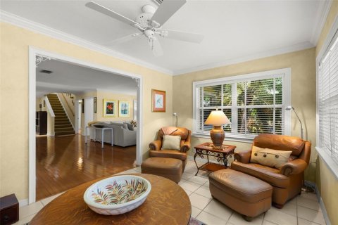 House in Saint Petersburg, Florida 3 bedrooms, 219.62 sq.m. № 1911352 - photo 12