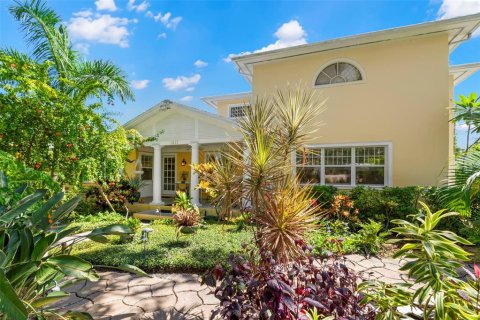 House in Saint Petersburg, Florida 3 bedrooms, 219.62 sq.m. № 1911352 - photo 5