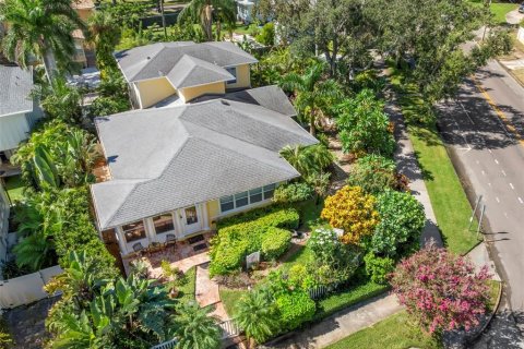 House in Saint Petersburg, Florida 3 bedrooms, 219.62 sq.m. № 1911352 - photo 3