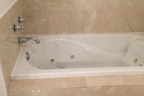 Copropriété à louer à Coral Gables, Floride: 2 chambres, 96.34 m2 № 1998334 - photo 12