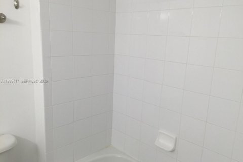 Copropriété à louer à Coral Gables, Floride: 2 chambres, 96.34 m2 № 1998334 - photo 3