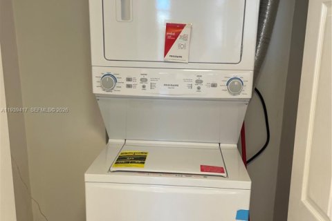 Condominio en alquiler en Coral Gables, Florida, 2 dormitorios, 96.34 m2 № 1998334 - foto 21