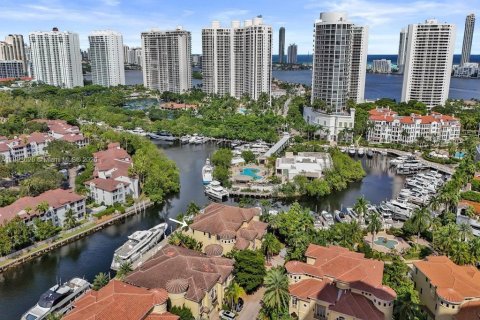 Villa ou maison à louer à Aventura, Floride: 5 chambres, 615.38 m2 № 2014731 - photo 11