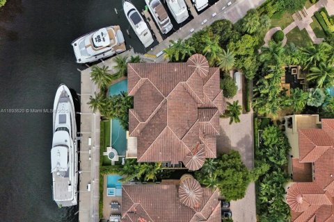 Villa ou maison à louer à Aventura, Floride: 5 chambres, 615.38 m2 № 2014731 - photo 13