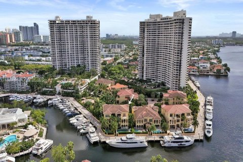 Villa ou maison à louer à Aventura, Floride: 5 chambres, 615.38 m2 № 2014731 - photo 12
