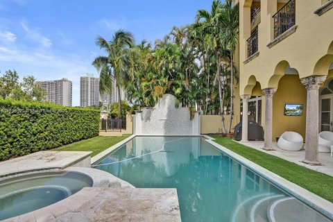 Villa ou maison à louer à Aventura, Floride: 5 chambres, 615.38 m2 № 2014731 - photo 3