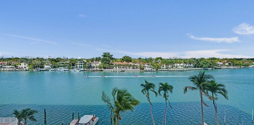 Condominio en Miami Beach, Florida, 2 dormitorios № 2049913