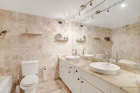 Condominio en venta en Miami Beach, Florida, 2 dormitorios, 180.23 m2 № 2049913 - foto 20