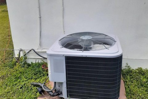 Immobilier commercial à vendre à Miami, Floride: 144.28 m2 № 1928921 - photo 12