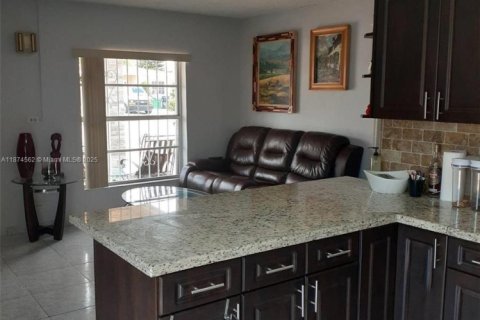 Immobilier commercial à vendre à Miami, Floride: 144.28 m2 № 1928921 - photo 4