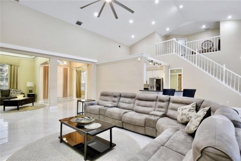 House in Orlando, Florida 7 bedrooms, 335.19 sq.m. № 2236216 - photo 5