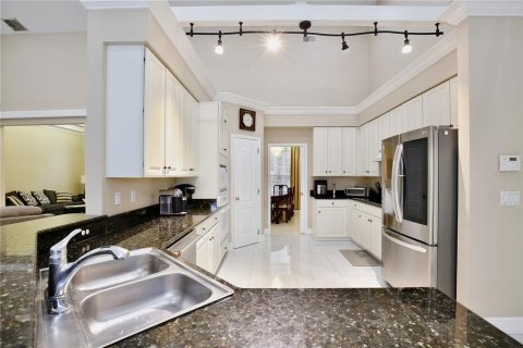 House in Orlando, Florida 7 bedrooms, 335.19 sq.m. № 2236216 - photo 9