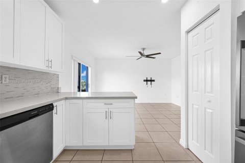House in Miami, Florida 4 bedrooms, 202.99 sq.m. № 1942237 - photo 17