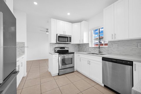 House in Miami, Florida 4 bedrooms, 202.99 sq.m. № 1942237 - photo 15