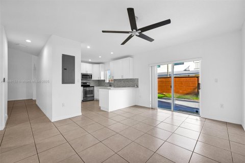 House in Miami, Florida 4 bedrooms, 202.99 sq.m. № 1942237 - photo 20