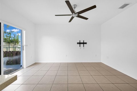 House in Miami, Florida 4 bedrooms, 202.99 sq.m. № 1942237 - photo 18